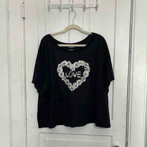 Torrid size 5 black daisy love cropped tee